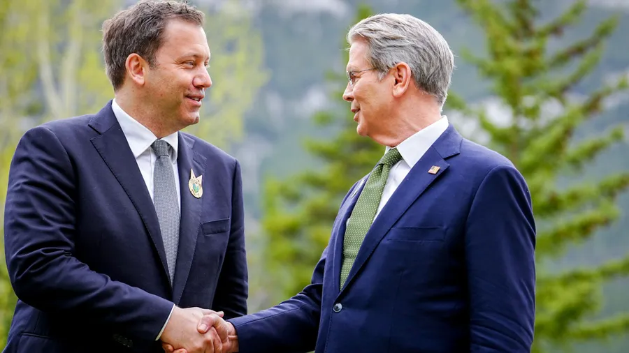 Viele neue Schulden: Bundesfinanzminister Lars Klingbeil und sein amerikanischer Amtskollege Scott Bessent beim G-7-Treffen in Kanada