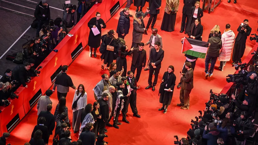 Eine palästinensische Fahne wird am 21. Februar 2026 bei der Berlinale auf dem roten Teppich vor dem Berlinale-Palast gezeigt.