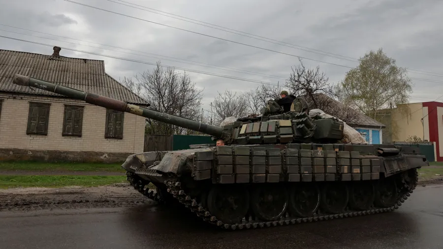 Ukrainische Soldaten in einem Panzer am Ostermontag in der Region um Donezk.