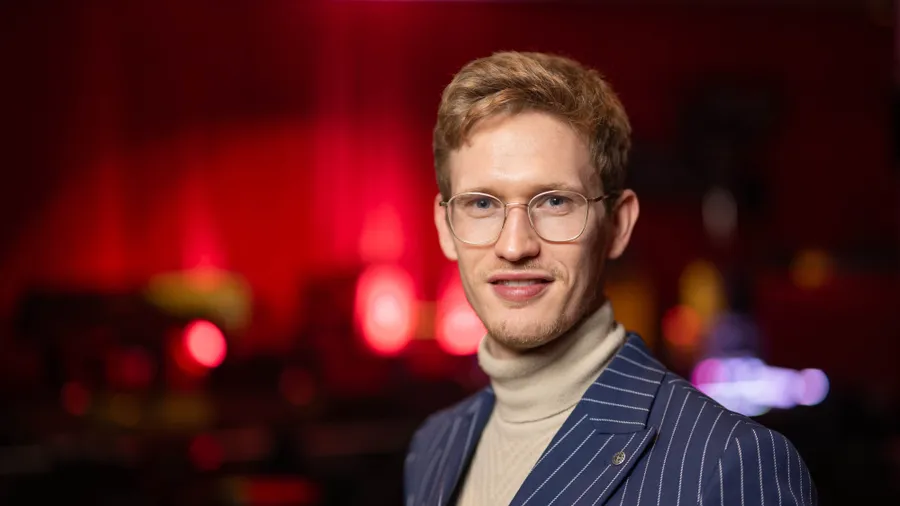 Thomas Guggeis, Generalmusikdirektor der Oper Frankfurt im Jazzklub Montez im Museum Angewandte Kunst (MAK) in Frankfurt am Main am 26. November 2025