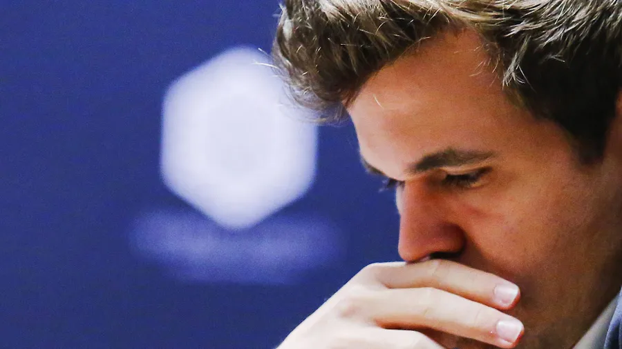 So glücklich wie selten: Magnus Carlsen gelingt der Ausgleich.
