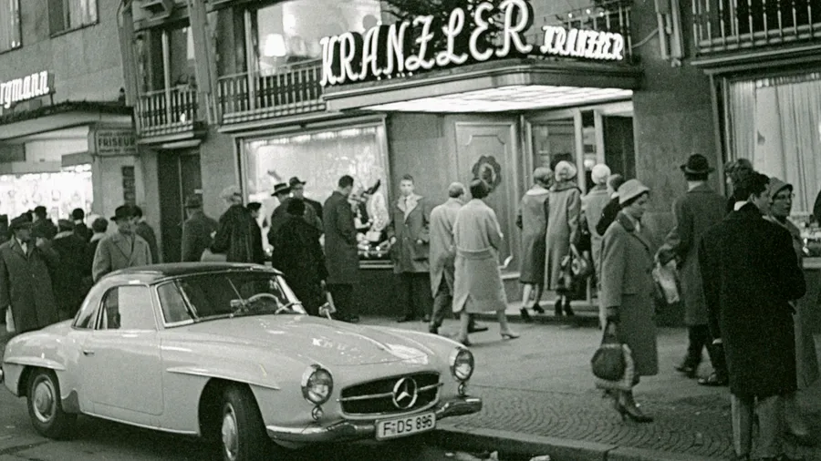 Angesagter Treffpunkt: Café Kranzler an der Frankfurter Hauptwache, fotografiert im Jahr 1958
