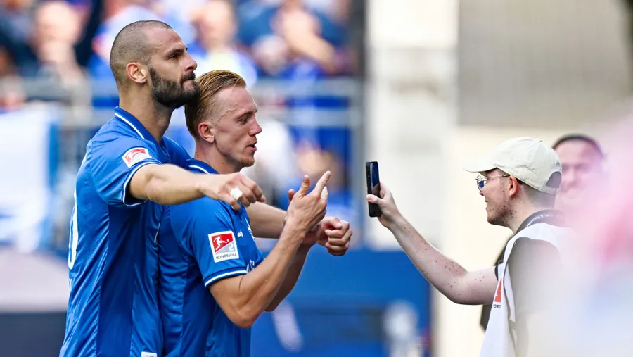Aufstellung zum Fototermin: Darmstadts Torschütze Isac Lidberg (r) und Aleksandar Vukotic