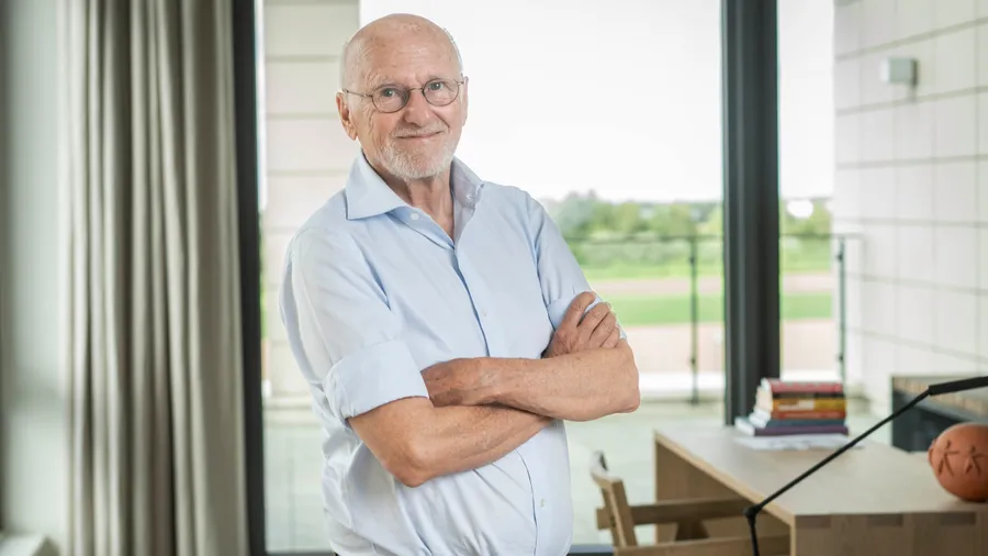 Alte Schule: Smartphone und Laptop hat Dirk Roßmann nicht, aber ein 30 Jahre altes Nokia-Handy.