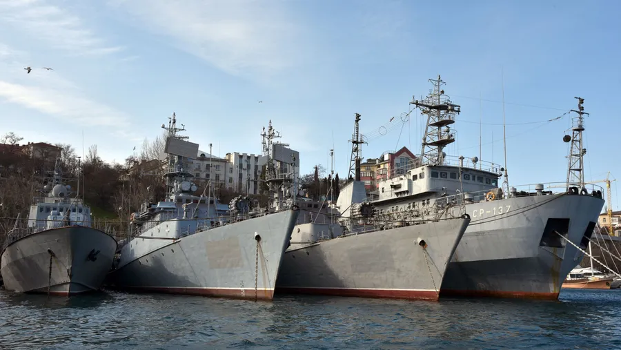Russische Kriegsschiffe liegen in Sewastopol, dem Hafen der Schwarzmeerflotte, auf der Krim, Ukraine.