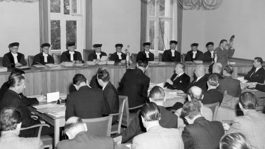 In seiner ersten Sitzung am 2. Oktober 1951 in Karlsruhe tritt der Zweite Senat des Bundesverfassungsgerichts zusammen.