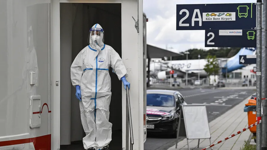 Warten auf „Kundschaft“: Ein Mitarbeiter einer Coronavirus-Teststation am Flughafen Köln-Bonn.