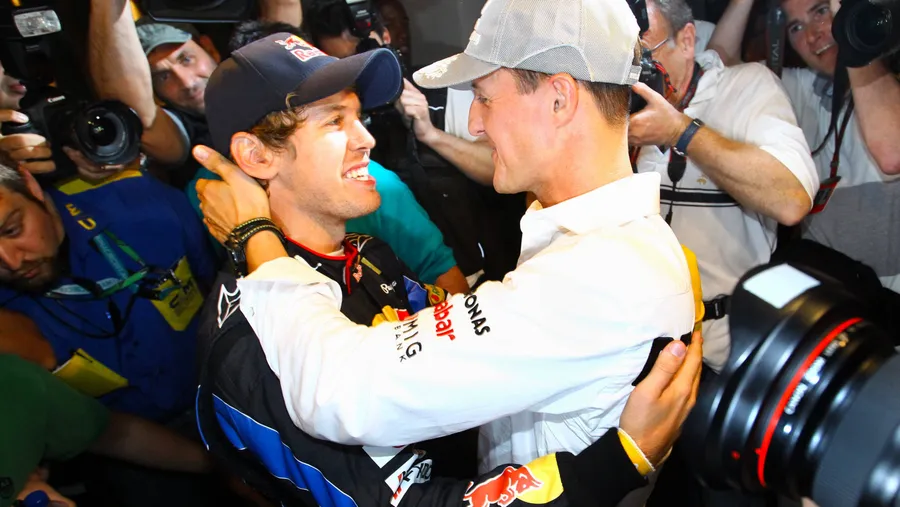 Gute Freunde: Nach seinem ersten WM-Titel 2010 bekommt Sebastian Vettel Glückwünsche von seinem Vorbild Michael Schumacher.