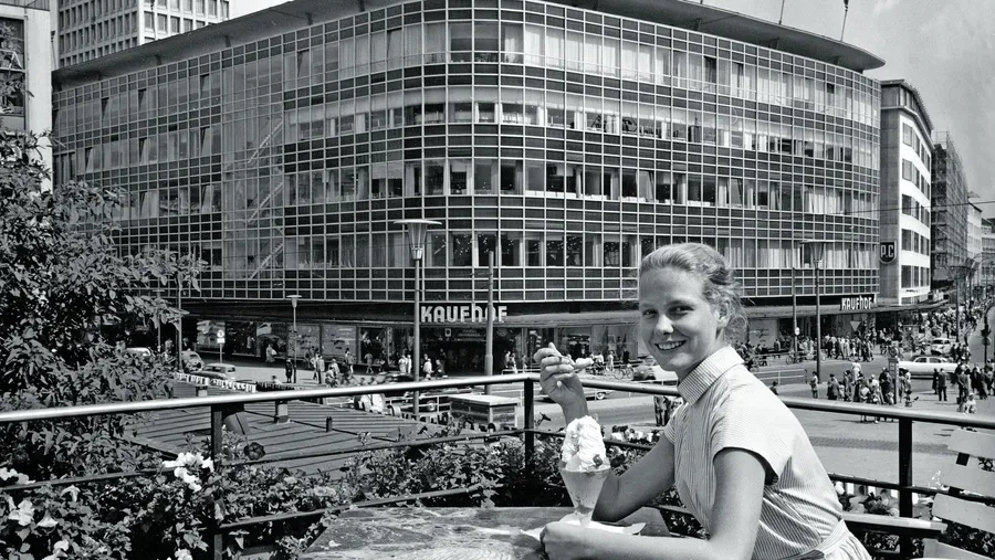 Ein Stück Frankfurt: Mit seiner runden Fassade ist das Kaufhaus an der Hauptwache ein zentrales Element der Zeil und ein Blickfang, auch vom Café Hauptwache aus, von dem aus das rechte Bild aufgenommen wurde.