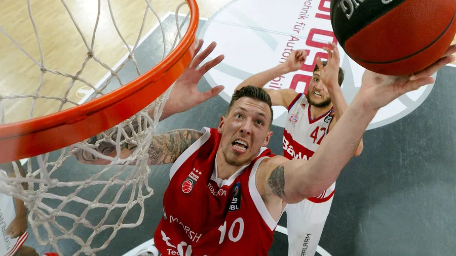 Der deutsche Basketball-Nationalspieler Daniel Theis hat einen NBA-Vertrag bei den Boston Celtics unterschrieben. „Heute ist der Tag!“, twitterte der 25-Jährige am Donnerstag. „Ich bin so aufgeregt, der Celtics-Familie beizutreten und in dieser großartigen Stadt zu leben!“ Dass der gebürtige Niedersachse vom deutschen Meister Brose Bamberg nach Nordamerika wechseln will, war bereits bekannt. Ende Juni hatte er den Abschied aus Franken verkündet. Vom NBA-Rekordmeister gab es zunächst keine Mitteilung zu Theis. Theis kann nach Dirk Nowitzki und dessen neuem Teamkollegen Maxi Kleber von den Dallas Mavericks, Dirk Schröder bei den Atlanta Hawks und Paul Zipser von den Chicago Bulls als fünfter Deutscher auf einen Einsatz in der neuen Saison der besten Liga der Welt hoffen. (dpa)