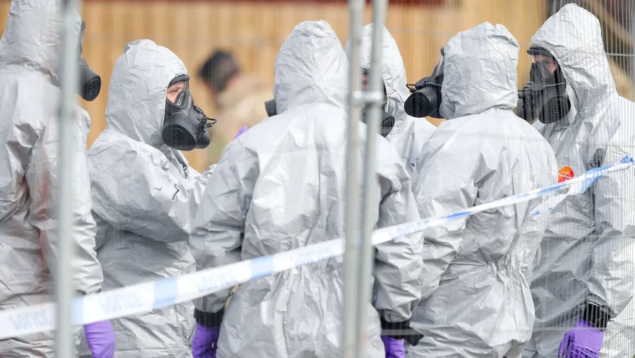 Soldaten mit Schutzanzügen am Tatort in Salisbury