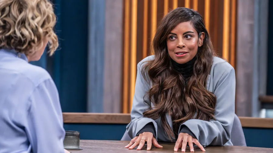 Im Einzelinterview: Schauspielerin und Moderatorin Collien Fernandes (r.) in der Sendung von Caren Miosga