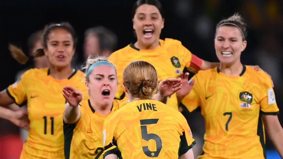 Als es geschafft ist, kennt der Jubel der Australierinnen keine Grenzen mehr.