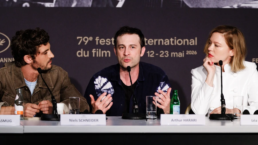 Der Regisseur Arthur Harari (Mitte) zählt zu den Unterzeichnern des offenen Briefes gegen den wachsenden Einfluss von Vincent Bolloré. In Cannes stellte Harari mit Léa Seydoux und Niels Schneider seinen Film „L’Inconnue“ vor.