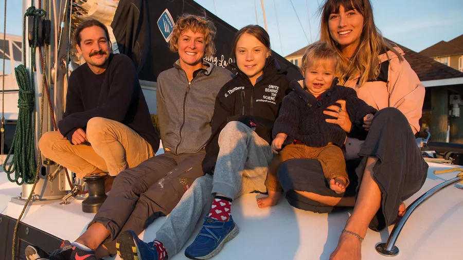 Glückliche Gefährten: Riley Whitelum, Nikki Henderson, Greta Thunberg und Elayna Carausu mit Baby Lenny