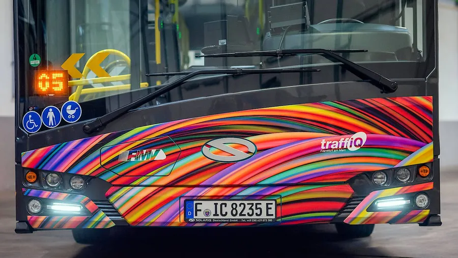 Auffälliges Design: Ein neuer Elektrobus der Stadt Frankfurt.