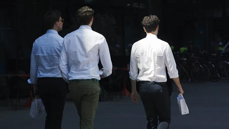 Während draußen die Mittagspause beginnt, werden drinnen die Einstiegsjobs von Algorithmen neu verteilt.