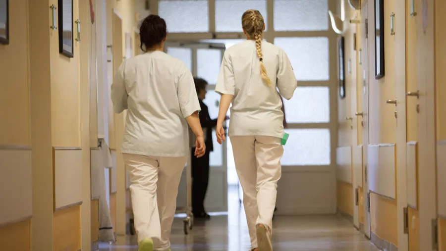 Eine junge Frau im Freiwilligen sozialen Jahr begleitet eine Krankenschwester in einer Klinik in Frankfurt am Main.