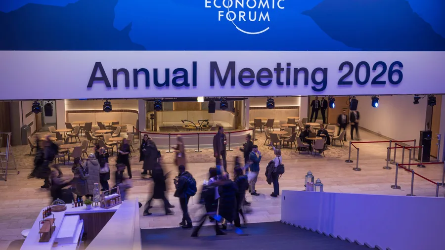 Schweiz, Davos: Menschen versammeln sich vor der Haupthalle des Kongresszentrums, in dem das Jahrestreffen des Weltwirtschaftsforums (WEF) stattfindet.