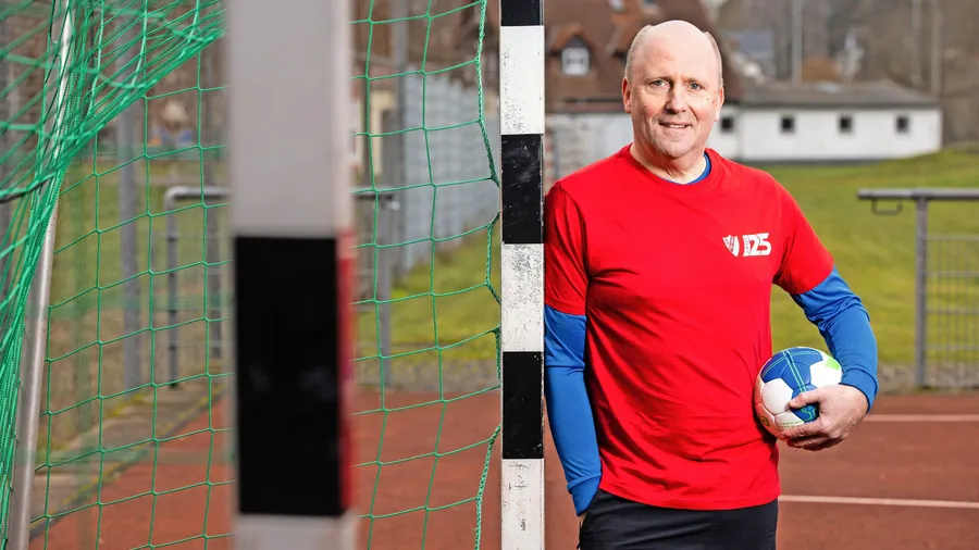 Heimspiel: CDU-Oberbürgermeisterkandidat Uwe Becker auf dem Sportplatz Nieder-Eschbach.