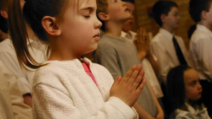 Religiös erzogene Kinder können Fiktion schlechter von Fakten trennen, fand eine neue Studie heraus.