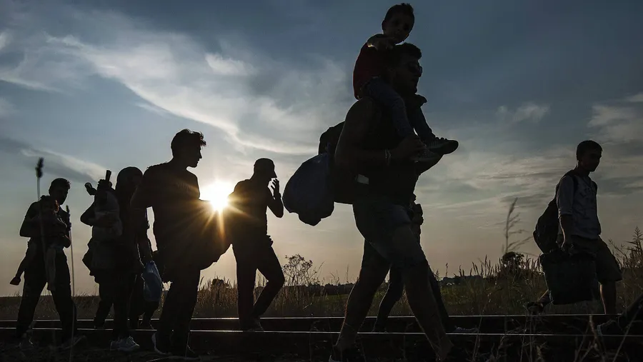Flüchtlinge überqueren im August 2015 die Grenze zwischen Ungarn und Serbien.