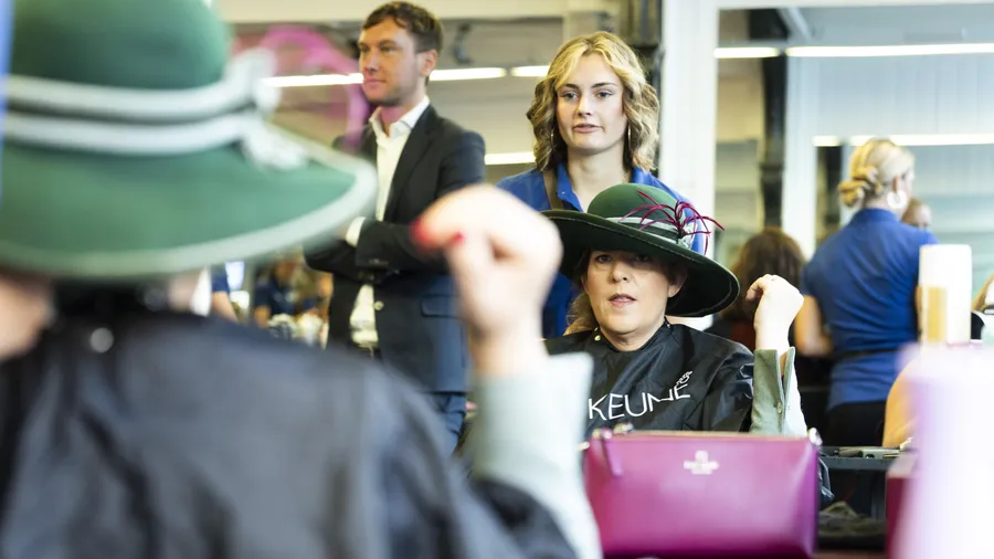 Stylen für den Prinsjesdag: Die Abgeordnete Hanneke Steen (CDA) lässt sich von einer Berufsschülerin zurechtmachen.