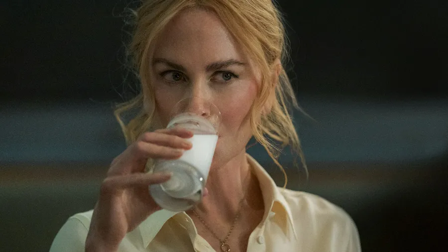 Braves Mädchen: Nicole Kidman als Romy Mathis trinkt die Milch, die Samuel ihr geordert hat.