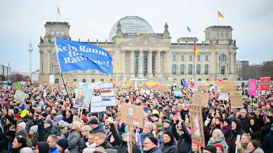 Nach der Migrationsdebatte im Bundestag kamen die Demos, hier Anfang Februar in Berlin.