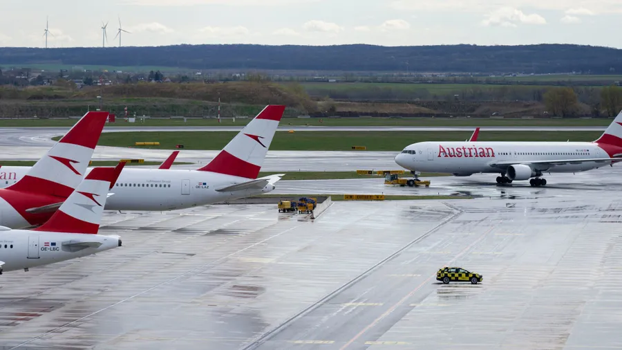 Geparkte Flugzeuge der Austrian Airlines (AUA) am Flughafen Wien-Schwechat