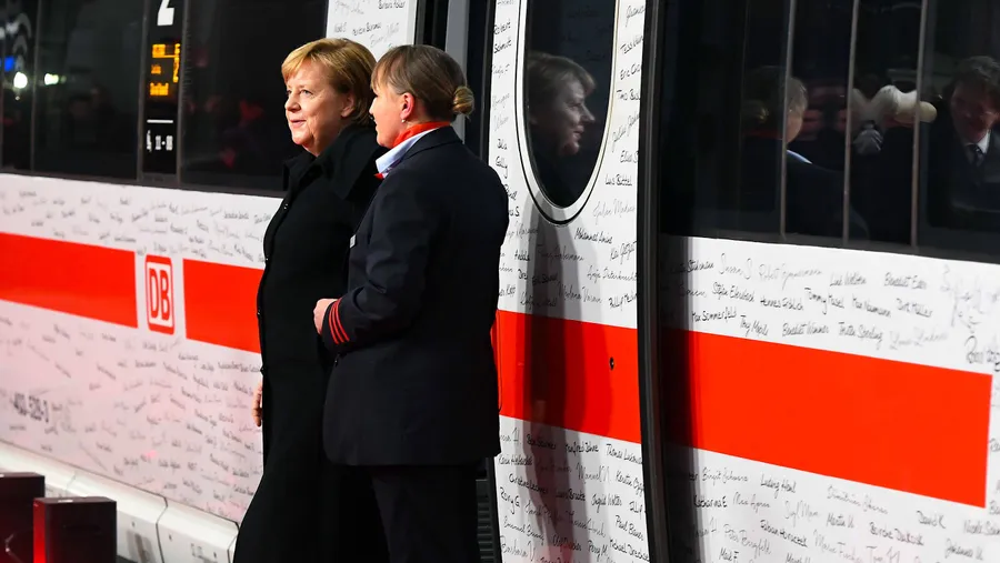 Ankunft mit ein wenig Verzögerung: Sechs Monate nach der Bundestagswahl verliest Angela Merkel heute ihre Regierungserklärung.