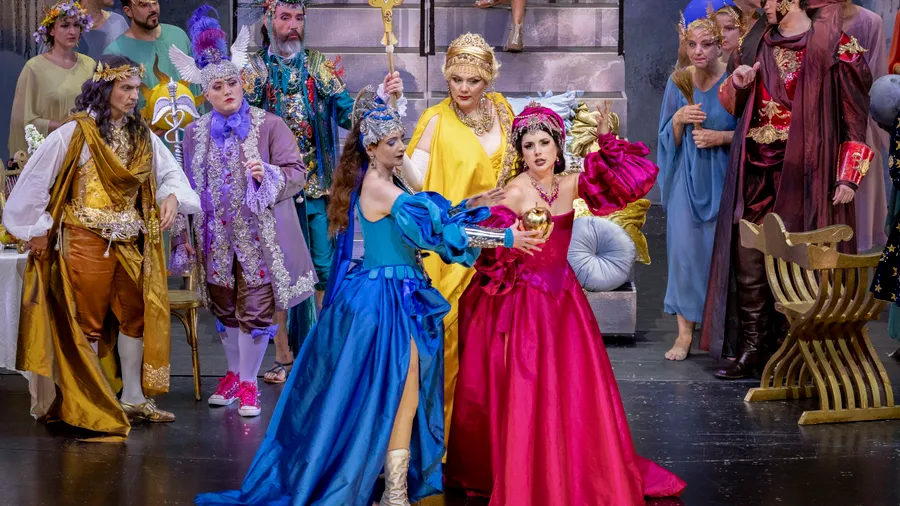 Versammelt um den Zankapfel (von links nach rechts): Shira Patchornik als Pallade, Sophie Rennert als Giunone und Jone Martínez als Venere