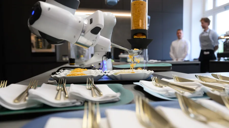 Ein Roboter bereitet einen Salat zu. Entwickelt wurde er in der Technischen Universität Dresden.