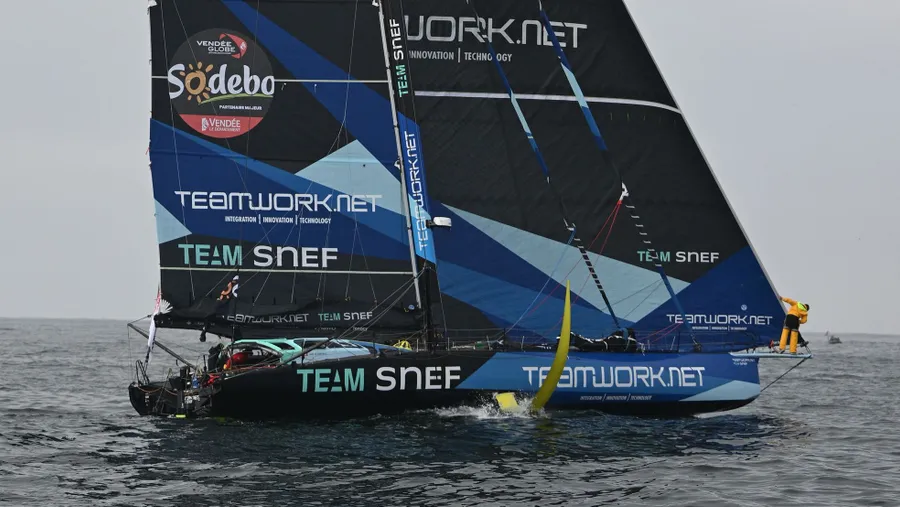 Die Schweizerin Justine Mettraux (TeamWork - Team Snef) hat ihr großes Vorsegel verloren.