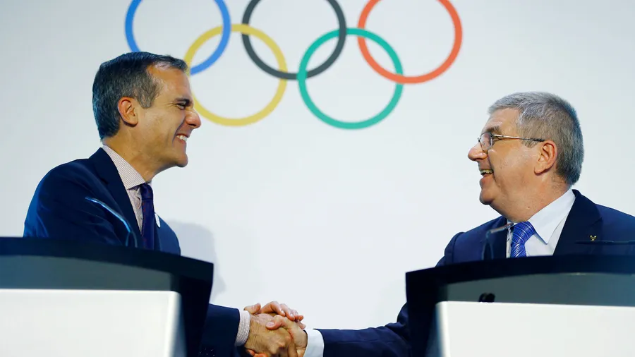 Das Internationale Olympische Komitee kommt am Dienstag (9 Uhr) zusammen, um über eine Doppelvergabe der Olympischen Spiele 2024 und 2028 abzustimmen. Den Vorschlag hat die IOC-Spitze um Präsident Thomas Bach (Bild, r.) gemacht. Verbliebene Kandidaten sind Los Angeles und Paris. Es gilt als wahrscheinlich, dass die Doppelvergabe von der Versammlung aller IOC-Mitglieder, der Session, &nbsp;gebilligt wird. Beide Städte haben bisher klargemacht, ausschließlich für die Spiele 2024 im Rennen zu sein. Innerhalb des IOC wird favorisiert, dass sich Los Angeles und Paris – vor der endgültigen IOC-Entscheidung im September – über die Reihenfolge untereinander einigen. Los Angeles und Paris werden vor der Vollversammlung noch einmal für die Vorzüge ihrer Kandidaturen werben. Frankreichs Staatspräsident Emmanuel Macron wird dabei die Pariser Delegation unterstützen. Endgültig entschieden wird über die Vergabe von der IOC-Session am 13. September in der peruanischen Hauptstadt Lima. (dpa)