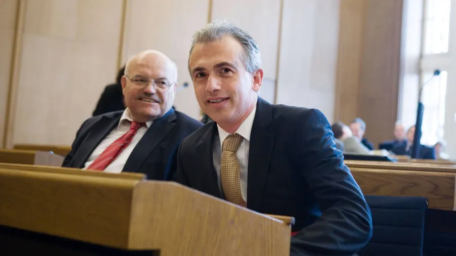 Peter Feldmann (vorne), künftiger SPD-Rathauschef Frankfurts, geizt mit Aussagen zu seiner künftigen Politik, die Fraktionschef Klaus Oesterling (hinten) mittragen soll