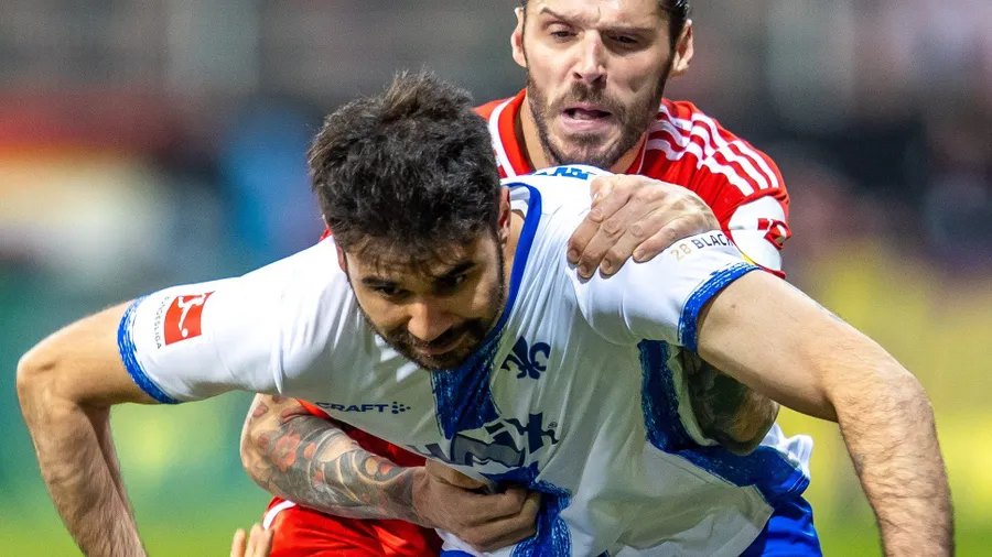 Neu am Ball in Darmstadt: Gerrit Holtmann (vorne)