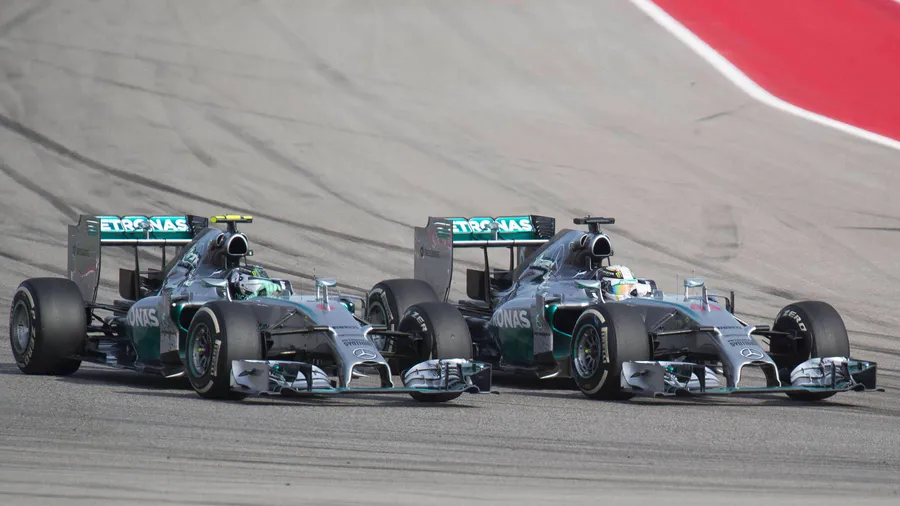 Entscheidendes Überholmanöver: Lewis Hamilton (l.) verdrängt Nico Rosberg