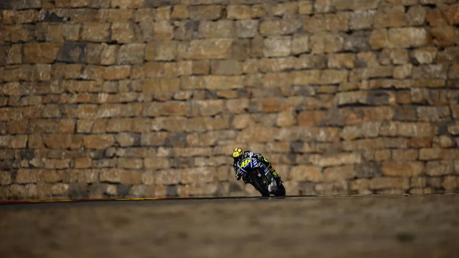 Der Große ganz klein: Valentino Rossi vor der Steinwand in Alcaniz.