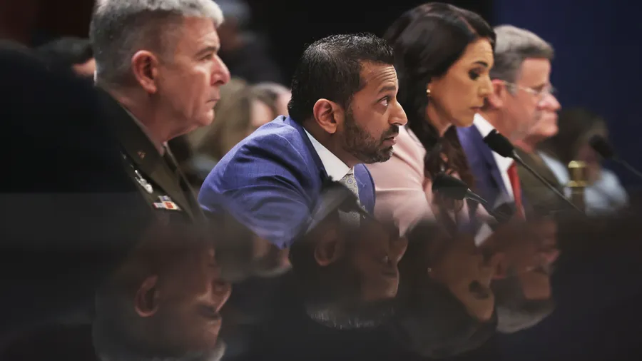 FBI-Direktor Kash Patel (Mitte) bei einer Anhörung in Washington – wenige Tage vor der Veröffentlichung seiner privaten E-Mails durch die Hackergruppe Handala.