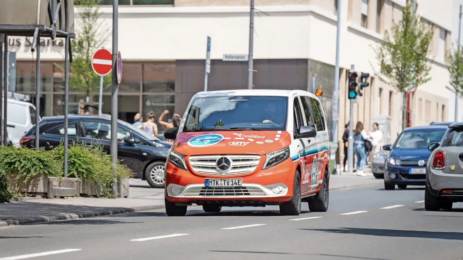 Fährt Nutzer fast bis ans Haus:
Ein Elektrobus des On-Demand-Angebots Colibri vor dem Chinoncenter in Hofheim