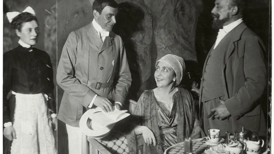 Szene aus der Berliner Erstaufführung von Arthur Schnitzlers „Fink und Fliederbusch“ am Lessing-Theater, um 1917/18.