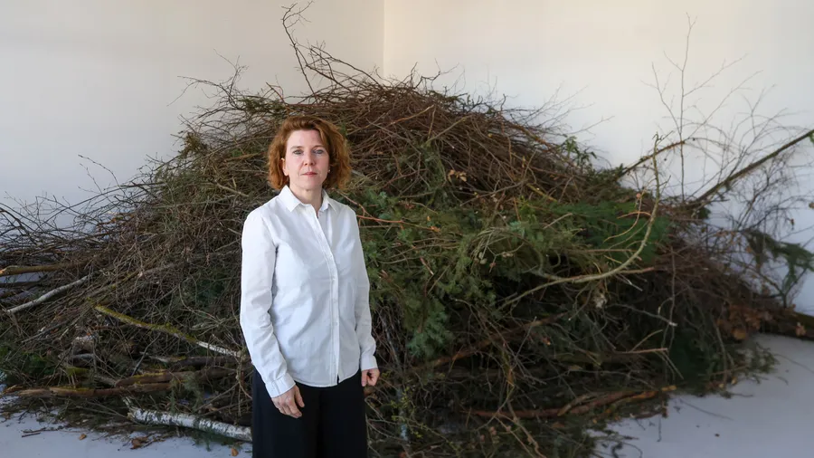 Wie ein Nervengeflecht: Paula Doepfner vor der Installation „A million dreams gone“, die aus Ästen, Sträuchern und Blättern besteht.