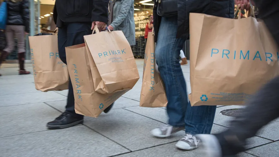 Überall braune Tüten: Wo Primark eröffnet, kommt der Handel in Schwung.