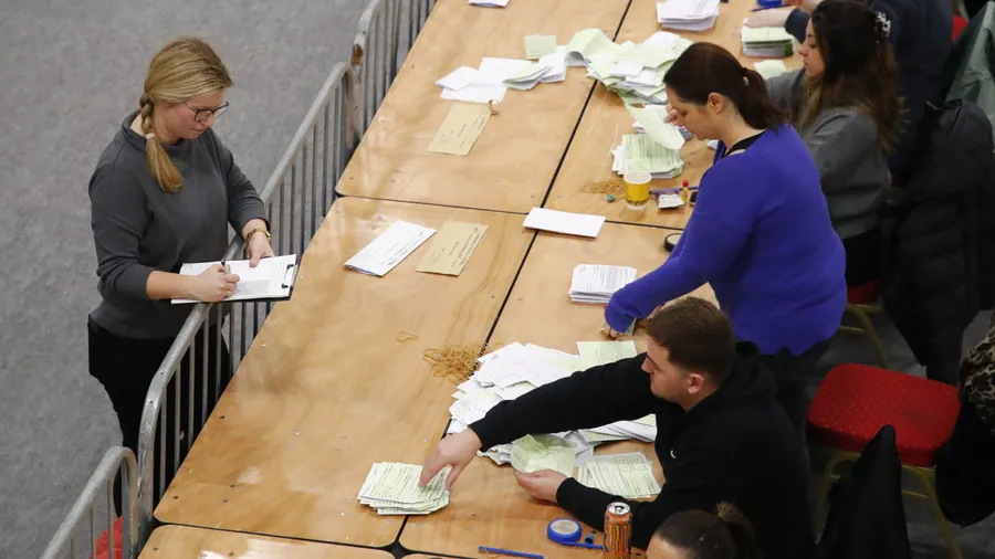 Mehr Nein als Ja: Wahlhelfer zählen am Samstag die Stimmen aus