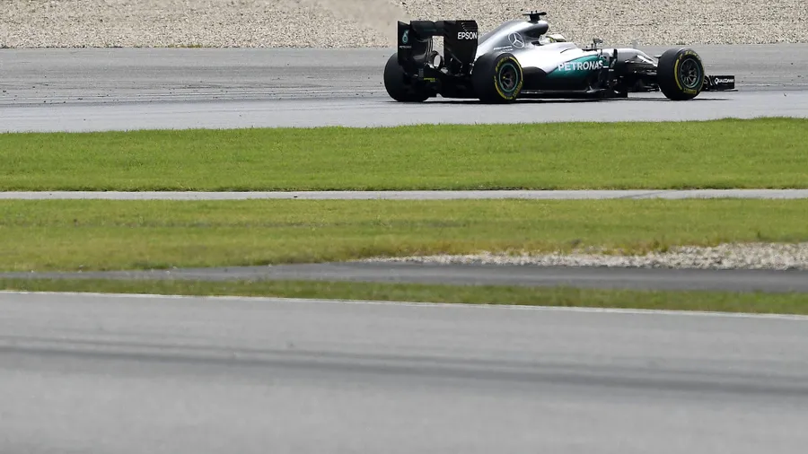 Lewis Hamilton rast vorneweg: Bei Mercedes ist die Rangfolge vorerst klar
