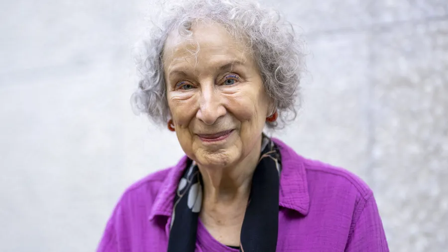 Margaret Atwood zur jungen Autorin: „Willkommen im Klub. Ich habe eine Signierstunde gemacht, zu der niemand kam, außer einem Typen, der Klebeband kaufen wollte und dachte, ich wäre die Aushilfe.“