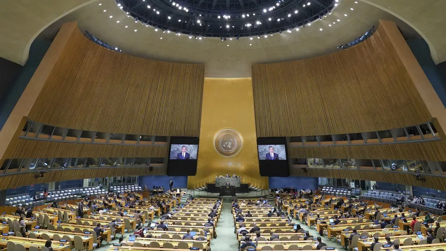 Der chinesische Außenminister hält am 24. September 2022 auf der 77. Sitzung der Generalversammlung der Vereinten Nationen im UN-Hauptquartier eine Rede.