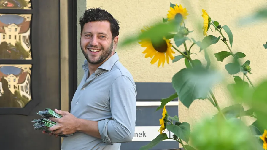 Auf den letzten Metern: Grünen-Parteichef Felix Banaszak verteilt am Samstag vor der Landtagswahl Flyer in Halle an der Saale.