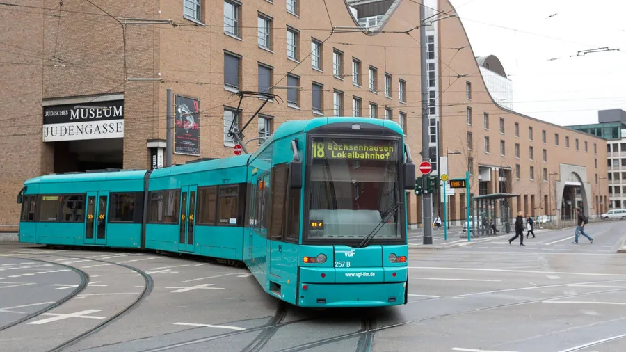 Einsteigen wird teurer: Der RMV erhöht im kommenden Jahr abermals die Ticketpreise für Bus und Bahnen.
